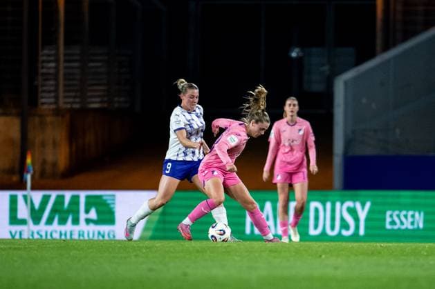 Valesca Ampoorter (TSG Hoffenheim, 18) im Zweikampf mit Ramona Maier (SGS Essen, 09), GER, SGS essen vs TSG 1899 Hoffenheim, Fussball Google Pixel Frauen Bundesliga, 7. Spieltag, Saison 2025 2026, 17.10.2025 DFB regulations prohibit any use of photographs as image sequences and or quasi-video GER, SGS essen vs TSG 1899 Hoffenheim, Fussball Google Pixel Frauen Bundesliga, 7. Spieltag, Saison 2025 2026, 17.10.2025 Essen Copyright: xEibner-Pressefoto Memmlerx EP_MMR