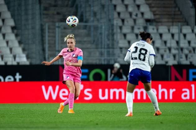 Vanessa Diehm (TSG Hoffenheim, 06) am Ball, davor Kassandra Potsi (SGS Essen, 28), GER, SGS essen vs TSG 1899 Hoffenheim, Fussball Google Pixel Frauen Bundesliga, 7. Spieltag, Saison 2025 2026, 17.10.2025 DFB regulations prohibit any use of photographs as image sequences and or quasi-video GER, SGS essen vs TSG 1899 Hoffenheim, Fussball Google Pixel Frauen Bundesliga, 7. Spieltag, Saison 2025 2026, 17.10.2025 Essen Copyright: xEibner-Pressefoto Memmlerx EP_MMR