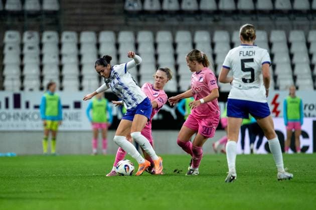 Jill Janssens (TSG Hoffenheim, 09) im Zweikampf mit Vanessa Fuerst (SGS Essen, 08), daneben Laura Gloning (TSG Hoffenheim, 20), GER, SGS essen vs TSG 1899 Hoffenheim, Fussball Google Pixel Frauen Bundesliga, 7. Spieltag, Saison 2025 2026, 17.10.2025 DFB regulations prohibit any use of photographs as image sequences and or quasi-video GER, SGS essen vs TSG 1899 Hoffenheim, Fussball Google Pixel Frauen Bundesliga, 7. Spieltag, Saison 2025 2026, 17.10.2025 Essen Copyright: xEibner-Pressefoto Memmlerx EP_MMR