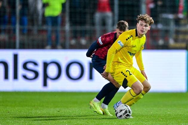 v.li.: Christopher Negele (Unterhaching, 7) Leon Bucher (Bayreuth, 2) im Zweikampf, Duell, duel, tackle, Dynamik, Action, Aktion, 17.10.2025, Unterhaching (Deutschland), Fussball, Regionalliga Bayern, SpVgg Unterhaching - SpVgg Bayreuth xslx