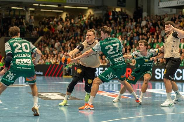 Nico Schoettle (Bergischer HC, 08) und Oskar Sunnefeldt (Frisch Auf Goeppingen, 27), Frisch Auf Goeppingen vs. Bergischer HC, Handball, Bundesliga, 09. Spieltag, Saison 2025 2026, 17.10.2025, Frisch Auf Goeppingen vs. Bergischer HC, Handball, Bundesliga, 09. Spieltag, Saison 2025 2026, 17.10.2025 Goeppingen Copyright: xEibner-Pressefoto MaxxVogelx EP_MVL