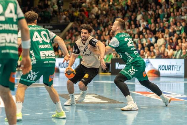 Eloy Morante Maldonado (Bergischer HC, 33) und Ludvig Jurmala (Frisch Auf Goeppingen, 25), Frisch Auf Goeppingen vs. Bergischer HC, Handball, Bundesliga, 09. Spieltag, Saison 2025 2026, 17.10.2025, Frisch Auf Goeppingen vs. Bergischer HC, Handball, Bundesliga, 09. Spieltag, Saison 2025 2026, 17.10.2025 Goeppingen Copyright: xEibner-Pressefoto MaxxVogelx EP_MVL