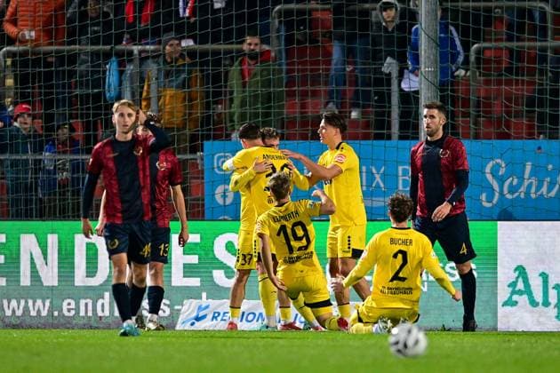 Bayreuther Spieler mit Torjubel, Jubel, Torjubel, Torerfolg, celebrate the goal, goal, celebration, Jubel ueber das Tor zum 0:1 durch Nicolas Andermatt (Bayreuth, 30), optimistisch, Action, Aktion, Unterhachinger Spieler enttäuscht schauend, Enttäuschung, Frustration, disappointed, pessimistisch, 17.10.2025, Unterhaching (Deutschland), Fussball, Regionalliga Bayern, SpVgg Unterhaching - SpVgg Bayreuth