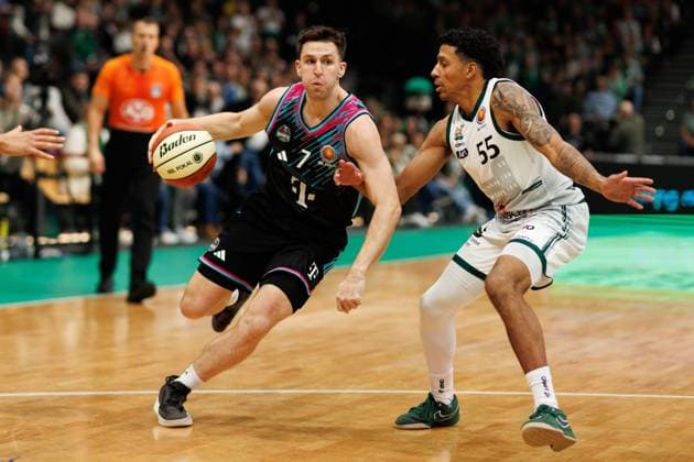 Grayson Murphy (Telekom Baskets Bonn) im Zweikampf mit Eli Brooks (Gladiators Trier), Vet Concept Gladiators Trier vs Telekom Baskets Bonn, Basketball, BBL Pokal, Achtelfinale, Saison 2025 2026, 17.10.2025 Vet Concept Gladiators Trier vs Telekom Baskets Bonn, Basketball, BBL Pokal, Achtelfinale, Saison 2025 2026, 17.10.2025 Copyright: xEibner-Pressefoto AlexanderxNeisx EP_ANS