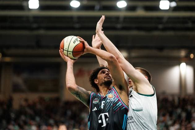 Michael Kessens (Telekom Baskets Bonn) im Zweikampf mit Marten Linssen (Gladiators Trier), Vet Concept Gladiators Trier vs Telekom Baskets Bonn, Basketball, BBL Pokal, Achtelfinale, Saison 2025 2026, 17.10.2025 Vet Concept Gladiators Trier vs Telekom Baskets Bonn, Basketball, BBL Pokal, Achtelfinale, Saison 2025 2026, 17.10.2025 Copyright: xEibner-Pressefoto AlexanderxNeisx EP_ANS