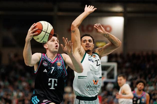 Grayson Murphy (Telekom Baskets Bonn) im Zweikampf mit Nolan Adekunle (Gladiators Trier), Vet Concept Gladiators Trier vs Telekom Baskets Bonn, Basketball, BBL Pokal, Achtelfinale, Saison 2025 2026, 17.10.2025 Vet Concept Gladiators Trier vs Telekom Baskets Bonn, Basketball, BBL Pokal, Achtelfinale, Saison 2025 2026, 17.10.2025 Copyright: xEibner-Pressefoto AlexanderxNeisx EP_ANS