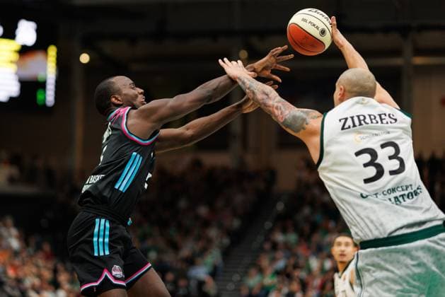 Tylan Birts (Telekom Baskets Bonn) im Zweikampf mit Maik Zirbes (Gladiators Trier) Vet Concept Gladiators Trier vs Telekom Baskets Bonn, Basketball, BBL Pokal, Achtelfinale, Saison 2025 2026, 17.10.2025 Vet Concept Gladiators Trier vs Telekom Baskets Bonn, Basketball, BBL Pokal, Achtelfinale, Saison 2025 2026, 17.10.2025 Copyright: xEibner-Pressefoto AlexanderxNeisx EP_ANS