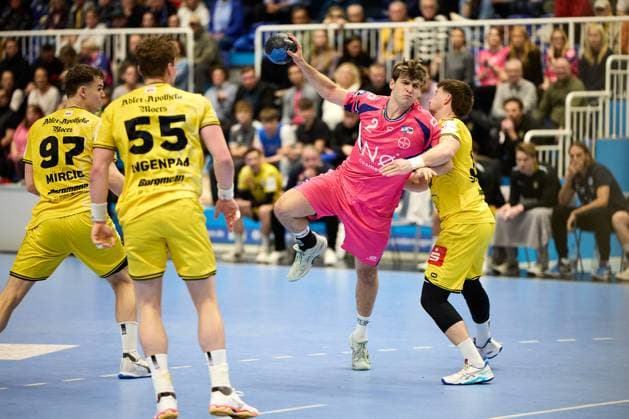 Luca Krist (TSV Bayer Dormagen, 2) vs Niklas Ingenpaß (HSG Krefeld Niederrhein 55), Matija Mircic (HSG Krefeld Niederrhein 97) GER, TSV Bayer Dormagen vs HSG Krefeld Niederrhein, Handball, Handball Bundesliga, Saison 2024 2025, 17.10.2025 GER, TSV Bayer Dormagen vs HSG Krefeld Niederrhein, Handball, Handball Bundesliga, Saison 2024 2025, 17.10.2025 Dormagen Copyright: xEibner-Pressefoto xFrancescoxConx