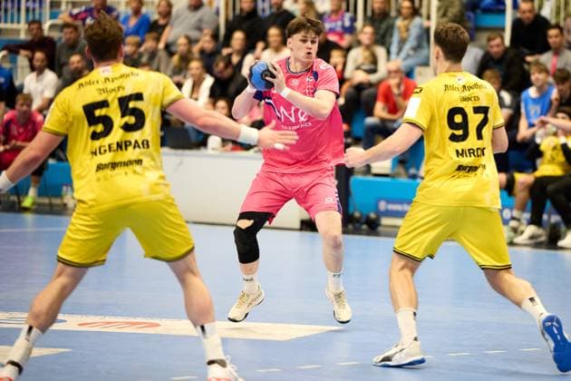 Luca Krist (TSV Bayer Dormagen, 2) vs Niklas Ingenpaß (HSG Krefeld Niederrhein 55), Matija Mircic (HSG Krefeld Niederrhein 97) GER, TSV Bayer Dormagen vs HSG Krefeld Niederrhein, Handball, Handball Bundesliga, Saison 2024 2025, 17.10.2025 GER, TSV Bayer Dormagen vs HSG Krefeld Niederrhein, Handball, Handball Bundesliga, Saison 2024 2025, 17.10.2025 Dormagen Copyright: xEibner-Pressefoto xFrancescoxConx