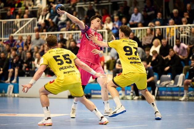 Max Schmidt (TSV Bayer Dormagen, 34) vs Niklas Ingenpaß (HSG Krefeld Niederrhein 55), Matija Mircic (HSG Krefeld Niederrhein 97) GER, TSV Bayer Dormagen vs HSG Krefeld Niederrhein, Handball, Handball Bundesliga, Saison 2024 2025, 17.10.2025 GER, TSV Bayer Dormagen vs HSG Krefeld Niederrhein, Handball, Handball Bundesliga, Saison 2024 2025, 17.10.2025 Dormagen Copyright: xEibner-Pressefoto xFrancescoxConx