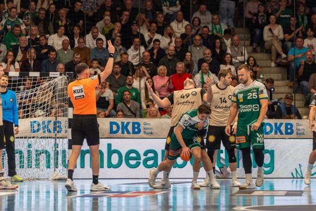 Aron Seesing (Bergischer HC, 49) sieht fuer dieses Foul nachtraeglich noch die rote Karte, Frisch Auf Goeppingen vs. Bergischer HC, Handball, Bundesliga, 09. Spieltag, Saison 2025 2026, 17.10.2025, Frisch Auf Goeppingen vs. Bergischer HC, Handball, Bundesliga, 09. Spieltag, Saison 2025 2026, 17.10.2025 Goeppingen Copyright: xEibner-Pressefoto MaxxVogelx EP_MVL