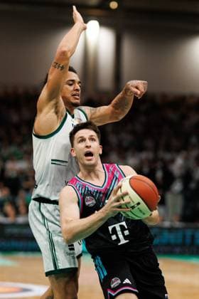 Grayson Murphy (Telekom Baskets Bonn) im Zweikampf mit Nolan Adekunle (Gladiators Trier), Vet Concept Gladiators Trier vs Telekom Baskets Bonn, Basketball, BBL Pokal, Achtelfinale, Saison 2025 2026, 17.10.2025 Vet Concept Gladiators Trier vs Telekom Baskets Bonn, Basketball, BBL Pokal, Achtelfinale, Saison 2025 2026, 17.10.2025 Copyright: xEibner-Pressefoto AlexanderxNeisx EP_ANS