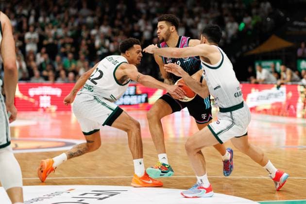 Melvin Jostmann (Telekom Baskets Bonn) im Zweikampf mit Nolan Adekunle (Gladiators Trier) und Behnam Yakhchali (Gladiators Trier), Vet Concept Gladiators Trier vs Telekom Baskets Bonn, Basketball, BBL Pokal, Achtelfinale, Saison 2025 2026, 17.10.2025 Vet Concept Gladiators Trier vs Telekom Baskets Bonn, Basketball, BBL Pokal, Achtelfinale, Saison 2025 2026, 17.10.2025 Copyright: xEibner-Pressefoto AlexanderxNeisx EP_ANS