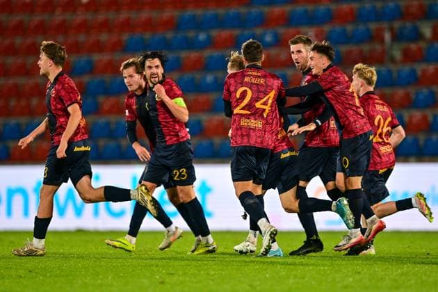 Unterhachinger Spieler mit Torjubel, Jubel, Torjubel, Torerfolg, celebrate the goal, goal, celebration, Jubel ueber das Tor zum 1:1 durch Jeroen Krupa (Unterhaching, 9) (2.v.li.), optimistisch, Action, Aktion, 17.10.2025, Unterhaching (Deutschland), Fussball, Regionalliga Bayern, SpVgg Unterhaching - SpVgg Bayreuth