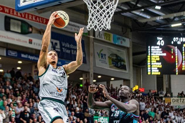 Nolan Adekunle (VET-CONCEPT Gladiators Trier, 22) am Korb Kur Jongkuch (Telekom Baskets Bonn, 15) schaut zu VET-CONCEPT Gladiators Trier vs Telekom Baskets Bonn, Basketball, easy Credit BBL-Pokal, 2. Spieltag, Achtelfinale, 2025 2026, 17.10.2025 VET-CONCEPT Gladiators Trier vs Telekom Baskets Bonn, Basketball, easy Credit BBL-Pokal, 2. Spieltag, Achtelfinale, 2025 2026, 17.10.2025 Trier Copyright: xEibner-Pressefoto GerhardxWingenx EP_GWR