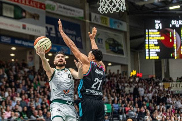 Clayton Guillozet (VET-CONCEPT Gladiators Trier, 04) vs Joel Sadu Aminu (Telekom Baskets Bonn, 21) VET-CONCEPT Gladiators Trier vs Telekom Baskets Bonn, Basketball, easy Credit BBL-Pokal, 2. Spieltag, Achtelfinale, 2025 2026, 17.10.2025 VET-CONCEPT Gladiators Trier vs Telekom Baskets Bonn, Basketball, easy Credit BBL-Pokal, 2. Spieltag, Achtelfinale, 2025 2026, 17.10.2025 Trier Copyright: xEibner-Pressefoto GerhardxWingenx EP_GWR