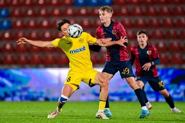 v.li.: Patrick Scheder (Bayreuth, 8) Nils Ortel (Unterhaching, 49) im Zweikampf, Duell, duel, tackle, Dynamik, Action, Aktion, 17.10.2025, Unterhaching (Deutschland), Fussball, Regionalliga Bayern, SpVgg Unterhaching - SpVgg Bayreuth