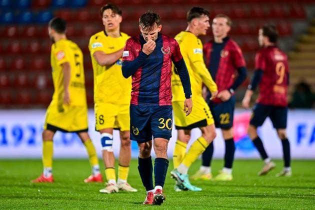 Simon Skarlatidis (Unterhaching, 30) nach Spielende enttäuscht schauend, Enttäuschung, Frustration, disappointed, pessimistisch, 17.10.2025, Unterhaching (Deutschland), Fussball, Regionalliga Bayern, SpVgg Unterhaching - SpVgg Bayreuth