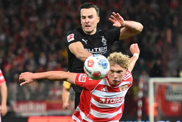 Leopold Querfeld (1.FC Union Berlin, 14) und Haris Tabakovic (Borussia Moenchengladbach, 15) GER, 1.FC Union Berlin gegen Borussia Moenchengladbach, Fussball, Bundesliga, Saison 2025 2026, 7. Spieltag, 17.10.2025 (DFL REGULATIONS PROHIBIT ANY USE OF PHOTOGRAPHS AS IMAGE SEQUENCES AND OR QUASI-VIDEO.) GER, 1.FC Union Berlin gegen Borussia Moenchengladbach, Fussball, Bundesliga, Saison 2025 2026, 7. Spieltag, 17.10.2025 Berlin Copyright: xEibner-Pressefoto RyanxSleimanx EP_RSN