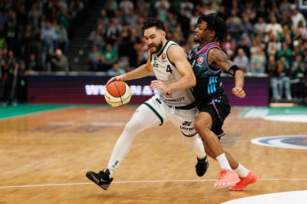 Clayton Guillozet (Gladiators Trier) im Zweikampf mit Zachery Cooks (Telekom Baskets Bonn), Vet Concept Gladiators Trier vs Telekom Baskets Bonn, Basketball, BBL Pokal, Achtelfinale, Saison 2025 2026, 17.10.2025 Vet Concept Gladiators Trier vs Telekom Baskets Bonn, Basketball, BBL Pokal, Achtelfinale, Saison 2025 2026, 17.10.2025 Copyright: xEibner-Pressefoto AlexanderxNeisx EP_ANS