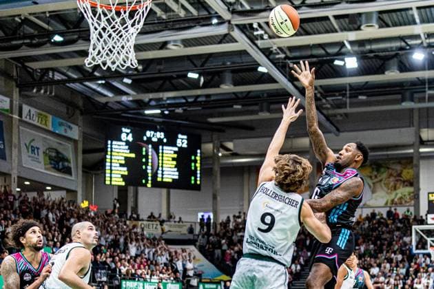 B04 vs Marco Hollersbacher (VET-CONCEPT Gladiators Trier, 09), Michael Kessens (Telekom Baskets Bonn, 06) und Maik Zirbes (VET-CONCEPT Gladiators Trier, 33) schauen zu VET-CONCEPT Gladiators Trier vs Telekom Baskets Bonn, Basketball, easy Credit BBL-Pokal, 2. Spieltag, Achtelfinale, 2025 2026, 17.10.2025 VET-CONCEPT Gladiators Trier vs Telekom Baskets Bonn, Basketball, easy Credit BBL-Pokal, 2. Spieltag, Achtelfinale, 2025 2026, 17.10.2025 Trier Copyright: xEibner-Pressefoto GerhardxWingenx EP_GWR