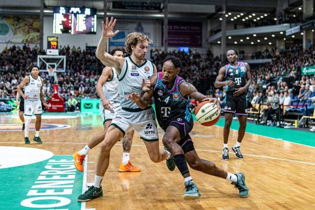 Jeff Garrett Jr. (Telekom Baskets Bonn, 04) vs Jorge Aav (VET-CONCEPT Gladiators Trier, 03), Tylan Birts (Telekom Baskets Bonn, 05), Eli Brooks (VET-CONCEPT Gladiators Trier, 55) VET-CONCEPT Gladiators Trier vs Telekom Baskets Bonn, Basketball, easy Credit BBL-Pokal, 2. Spieltag, Achtelfinale, 2025 2026, 17.10.2025 VET-CONCEPT Gladiators Trier vs Telekom Baskets Bonn, Basketball, easy Credit BBL-Pokal, 2. Spieltag, Achtelfinale, 2025 2026, 17.10.2025 Trier Copyright: xEibner-Pressefoto GerhardxWingenx EP_GWR