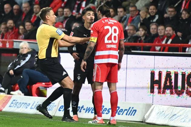 Christopher Trimmel (1.FC Union Berlin, 28) und Jens Castrop (Borussia Moenchengladbach, 17) GER, 1.FC Union Berlin gegen Borussia Moenchengladbach, Fussball, Bundesliga, Saison 2025 2026, 7. Spieltag, 17.10.2025 (DFL REGULATIONS PROHIBIT ANY USE OF PHOTOGRAPHS AS IMAGE SEQUENCES AND OR QUASI-VIDEO.) GER, 1.FC Union Berlin gegen Borussia Moenchengladbach, Fussball, Bundesliga, Saison 2025 2026, 7. Spieltag, 17.10.2025 Berlin Copyright: xEibner-Pressefoto RyanxSleimanx EP_RSN