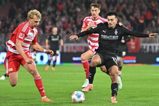 Jens Castrop (Borussia Moenchengladbach, 17). Im blick Leopold Querfeld (1.FC Union Berlin, 14) und Janik Haberer (1.FC Union Berlin, 19) GER, 1.FC Union Berlin gegen Borussia Moenchengladbach, Fussball, Bundesliga, Saison 2025 2026, 7. Spieltag, 17.10.2025 (DFL REGULATIONS PROHIBIT ANY USE OF PHOTOGRAPHS AS IMAGE SEQUENCES AND OR QUASI-VIDEO.) GER, 1.FC Union Berlin gegen Borussia Moenchengladbach, Fussball, Bundesliga, Saison 2025 2026, 7. Spieltag, 17.10.2025 Berlin Copyright: xEibner-Pressefoto RyanxSleimanx EP_RSN
