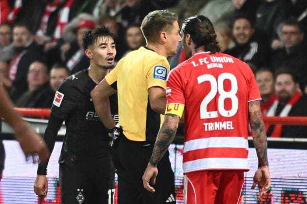 Christopher Trimmel (1.FC Union Berlin, 28) und Jens Castrop (Borussia Moenchengladbach, 17) GER, 1.FC Union Berlin gegen Borussia Moenchengladbach, Fussball, Bundesliga, Saison 2025 2026, 7. Spieltag, 17.10.2025 (DFL REGULATIONS PROHIBIT ANY USE OF PHOTOGRAPHS AS IMAGE SEQUENCES AND OR QUASI-VIDEO.) GER, 1.FC Union Berlin gegen Borussia Moenchengladbach, Fussball, Bundesliga, Saison 2025 2026, 7. Spieltag, 17.10.2025 Berlin Copyright: xEibner-Pressefoto RyanxSleimanx EP_RSN