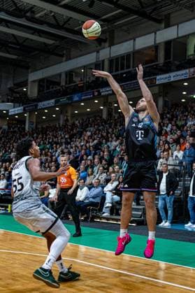 Melvin Jostmann (Telekom Baskets Bonn, 12) beim Versuch eines Dreiers VET-CONCEPT Gladiators Trier vs Telekom Baskets Bonn, Basketball, easy Credit BBL-Pokal, 2. Spieltag, Achtelfinale, 2025 2026, 17.10.2025 VET-CONCEPT Gladiators Trier vs Telekom Baskets Bonn, Basketball, easy Credit BBL-Pokal, 2. Spieltag, Achtelfinale, 2025 2026, 17.10.2025 Trier Copyright: xEibner-Pressefoto GerhardxWingenx EP_GWR