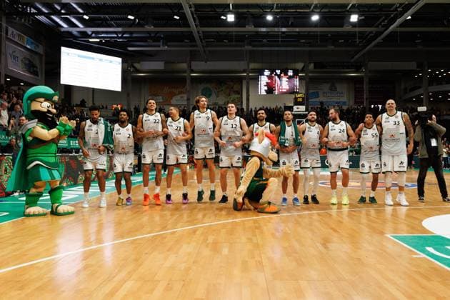 Die Gladiators feiern den sieg mit ihren Fans, Vet Concept Gladiators Trier vs Telekom Baskets Bonn, Basketball, BBL Pokal, Achtelfinale, Saison 2025 2026, 17.10.2025 Vet Concept Gladiators Trier vs Telekom Baskets Bonn, Basketball, BBL Pokal, Achtelfinale, Saison 2025 2026, 17.10.2025 Copyright: xEibner-Pressefoto AlexanderxNeisx EP_ANS