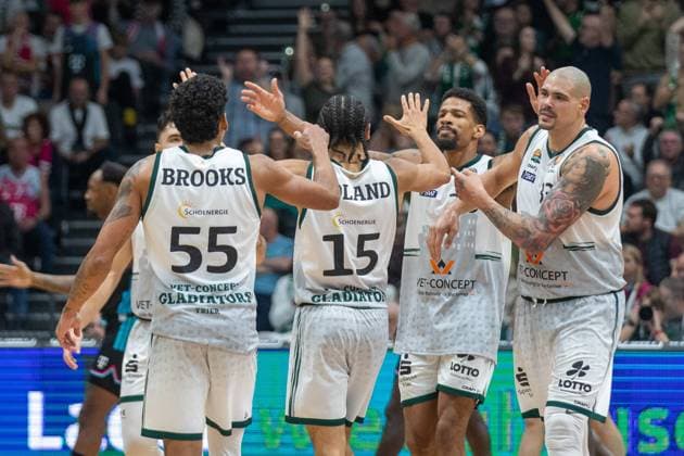Maik Zirbes (VET-CONCEPT Gladiators Trier, 33) und seine Mitspieler der VET-CONCEPT Gladiators Trier klatschen sich ab und freuen sich VET-CONCEPT Gladiators Trier vs Telekom Baskets Bonn, Basketball, easy Credit BBL-Pokal, 2. Spieltag, Achtelfinale, 2025 2026, 17.10.2025 VET-CONCEPT Gladiators Trier vs Telekom Baskets Bonn, Basketball, easy Credit BBL-Pokal, 2. Spieltag, Achtelfinale, 2025 2026, 17.10.2025 Trier Copyright: xEibner-Pressefoto GerhardxWingenx EP_GWR