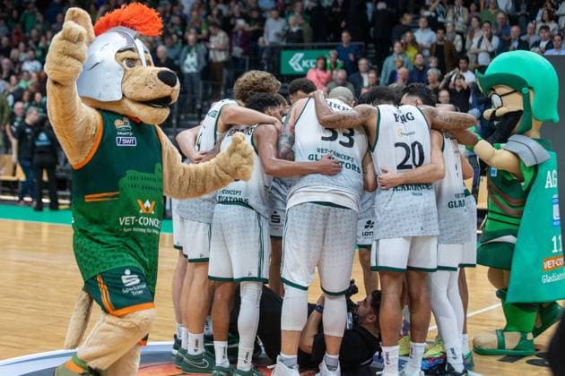 Die Spieler der VET-CONCEPT Gladiators Trier machen nach dem Sieg eine Spielertraube VET-CONCEPT Gladiators Trier vs Telekom Baskets Bonn, Basketball, easy Credit BBL-Pokal, 2. Spieltag, Achtelfinale, 2025 2026, 17.10.2025 VET-CONCEPT Gladiators Trier vs Telekom Baskets Bonn, Basketball, easy Credit BBL-Pokal, 2. Spieltag, Achtelfinale, 2025 2026, 17.10.2025 Trier Copyright: xEibner-Pressefoto GerhardxWingenx EP_GWR