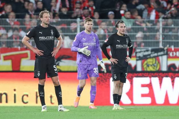 17.10.2025, xtgx, Fussball - 1.Bundesliga Union Berlin - Borussia Moenchengladbach v.l.Marvin Friedrich (Gladbach, 5), Moritz Nicolas (Gladbach, 33), Rocco Reitz (Gladbach, 27) enttaeuscht, schaut enttaeuscht, niedergeschlagen, disappointed (DFL DFB REGULATIONS PROHIBIT ANY USE OF PHOTOGRAPHS as IMAGE SEQUENCES and or QUASI-VIDEO) Berlin