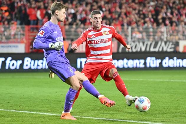 Moritz Nicolas (Borussia Moenchengladbach, 33) und Andrej Ilic (1.FC Union Berlin, 23) GER, 1.FC Union Berlin gegen Borussia Moenchengladbach, Fussball, Bundesliga, Saison 2025 2026, 7. Spieltag, 17.10.2025 (DFL REGULATIONS PROHIBIT ANY USE OF PHOTOGRAPHS AS IMAGE SEQUENCES AND OR QUASI-VIDEO.) GER, 1.FC Union Berlin gegen Borussia Moenchengladbach, Fussball, Bundesliga, Saison 2025 2026, 7. Spieltag, 17.10.2025 Berlin Copyright: xEibner-Pressefoto RyanxSleimanx EP_RSN