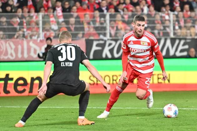 Andrej Ilic (1.FC Union Berlin, 23). Im blick Nico Elvedi (Borussia Moenchengladbach, 30) GER, 1.FC Union Berlin gegen Borussia Moenchengladbach, Fussball, Bundesliga, Saison 2025 2026, 7. Spieltag, 17.10.2025 (DFL REGULATIONS PROHIBIT ANY USE OF PHOTOGRAPHS AS IMAGE SEQUENCES AND OR QUASI-VIDEO.) GER, 1.FC Union Berlin gegen Borussia Moenchengladbach, Fussball, Bundesliga, Saison 2025 2026, 7. Spieltag, 17.10.2025 Berlin Copyright: xEibner-Pressefoto RyanxSleimanx EP_RSN