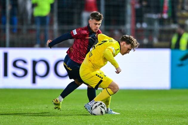 v.li.: Christopher Negele (Unterhaching, 7) Leon Bucher (Bayreuth, 2) im Zweikampf, Duell, duel, tackle, Dynamik, Action, Aktion, 17.10.2025, Unterhaching (Deutschland), Fussball, Regionalliga Bayern, SpVgg Unterhaching - SpVgg Bayreuth