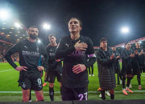 Fußball, Herren, Saison 2025 2026, 1. Bundesliga (7. Spieltag), 1. FC Union Berlin - Borussia Mönchengladbach, v.l. Franck Honorat (Gladbach), Rocco Reitz (Gladbach), Jens Castrop (Gladbach), Enttäuschung nach Abpfiff, 17.10.2025, Copyright: xSebastianxRäppold MatthiasxKochx