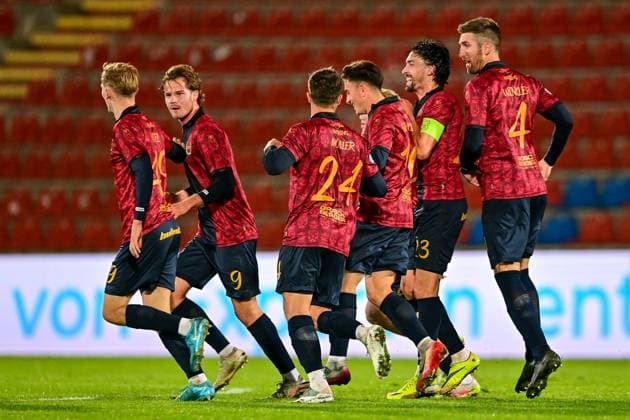 Unterhachinger Spieler mit Torjubel, Jubel, Torjubel, Torerfolg, celebrate the goal, goal, celebration, Jubel ueber das Tor zum 1:1 durch Jeroen Krupa (Unterhaching, 9) (2.v.li.), optimistisch, Action, Aktion, 17.10.2025, Unterhaching (Deutschland), Fussball, Regionalliga Bayern, SpVgg Unterhaching - SpVgg Bayreuth