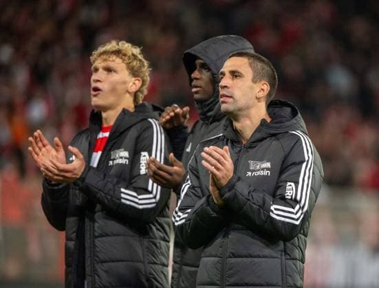 Fußball, Herren, Saison 2025 2026, 1. Bundesliga (7. Spieltag), 1. FC Union Berlin - Borussia Mönchengladbach, v. l. Leopold Querfeld (1. FC Union Berlin), Ilyas Ansah (1. FC Union), Rani Khedira (1. FC Union Berlin), Jubel nach dem Abpfiff, 17.10.2025, Copyright: xMatthiasxKochx