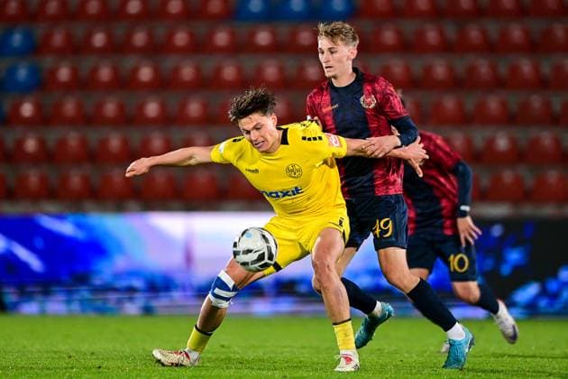 v.li.: Patrick Scheder (Bayreuth, 8) Nils Ortel (Unterhaching, 49) im Zweikampf, Duell, duel, tackle, Dynamik, Action, Aktion, 17.10.2025, Unterhaching (Deutschland), Fussball, Regionalliga Bayern, SpVgg Unterhaching - SpVgg Bayreuth
