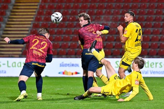 v.li.: Cornelius Pfeiffer (Unterhaching, 22) Jeroen Krupa (Unterhaching, 9) Julian Bell (Bayreuth, 33) Alexander Seidel (Bayreuth, 27) im Zweikampf, Duell, duel, tackle, Dynamik, Action, Aktion, 17.10.2025, Unterhaching (Deutschland), Fussball, Regionalliga Bayern, SpVgg Unterhaching - SpVgg Bayreuth