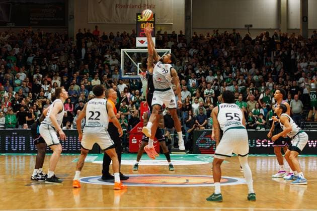 Anwurf mit Urald King (Gladiators Trier) und Michael Kessens (Telekom Baskets Bonn), Vet Concept Gladiators Trier vs Telekom Baskets Bonn, Basketball, BBL Pokal, Achtelfinale, Saison 2025 2026, 17.10.2025 Vet Concept Gladiators Trier vs Telekom Baskets Bonn, Basketball, BBL Pokal, Achtelfinale, Saison 2025 2026, 17.10.2025 Copyright: xEibner-Pressefoto AlexanderxNeisx EP_ANS