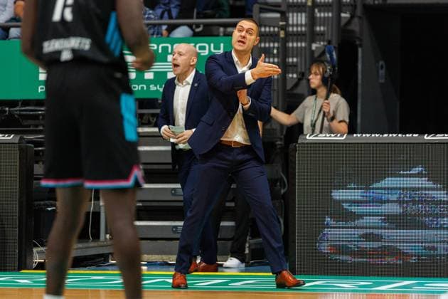 Marko Stankovic (Headcoach Telekom Baskets Bonn) an der Seitenlinie, Vet Concept Gladiators Trier vs Telekom Baskets Bonn, Basketball, BBL Pokal, Achtelfinale, Saison 2025 2026, 17.10.2025 Vet Concept Gladiators Trier vs Telekom Baskets Bonn, Basketball, BBL Pokal, Achtelfinale, Saison 2025 2026, 17.10.2025 Copyright: xEibner-Pressefoto AlexanderxNeisx EP_ANS