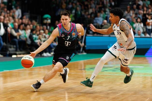 Grayson Murphy (Telekom Baskets Bonn) im Zweikampf mit Eli Brooks (Gladiators Trier), Vet Concept Gladiators Trier vs Telekom Baskets Bonn, Basketball, BBL Pokal, Achtelfinale, Saison 2025 2026, 17.10.2025 Vet Concept Gladiators Trier vs Telekom Baskets Bonn, Basketball, BBL Pokal, Achtelfinale, Saison 2025 2026, 17.10.2025 Copyright: xEibner-Pressefoto AlexanderxNeisx EP_ANS