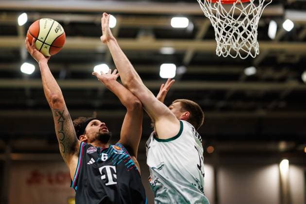 Michael Kessens (Telekom Baskets Bonn) im Zweikampf mit Marten Linssen (Gladiators Trier), Vet Concept Gladiators Trier vs Telekom Baskets Bonn, Basketball, BBL Pokal, Achtelfinale, Saison 2025 2026, 17.10.2025 Vet Concept Gladiators Trier vs Telekom Baskets Bonn, Basketball, BBL Pokal, Achtelfinale, Saison 2025 2026, 17.10.2025 Copyright: xEibner-Pressefoto AlexanderxNeisx EP_ANS