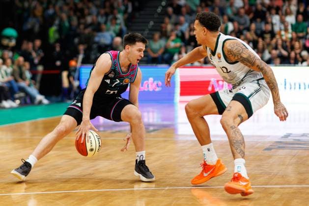 Grayson Murphy (Telekom Baskets Bonn) im Zweikampf mit Nolan Adekunle (Gladiators Trier), Vet Concept Gladiators Trier vs Telekom Baskets Bonn, Basketball, BBL Pokal, Achtelfinale, Saison 2025 2026, 17.10.2025 Vet Concept Gladiators Trier vs Telekom Baskets Bonn, Basketball, BBL Pokal, Achtelfinale, Saison 2025 2026, 17.10.2025 Copyright: xEibner-Pressefoto AlexanderxNeisx EP_ANS