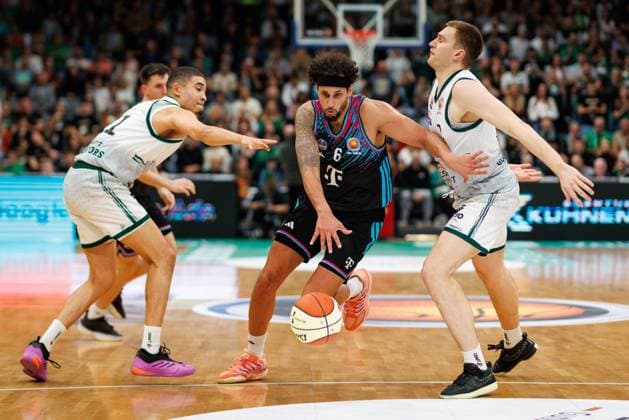 Michael Kessens (Telekom Baskets Bonn) im Zweikampf mit Evans Rapieque (Gladiators Trier) und Marten Linssen (Gladiators Trier), Vet Concept Gladiators Trier vs Telekom Baskets Bonn, Basketball, BBL Pokal, Achtelfinale, Saison 2025 2026, 17.10.2025 Vet Concept Gladiators Trier vs Telekom Baskets Bonn, Basketball, BBL Pokal, Achtelfinale, Saison 2025 2026, 17.10.2025 Copyright: xEibner-Pressefoto AlexanderxNeisx EP_ANS
