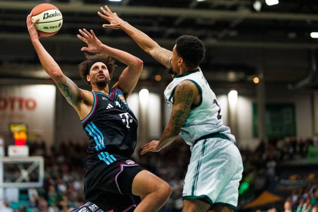 Michael Kessens (Telekom Baskets Bonn) im Zweikampf mit Urald King (Gladiators Trier), Vet Concept Gladiators Trier vs Telekom Baskets Bonn, Basketball, BBL Pokal, Achtelfinale, Saison 2025 2026, 17.10.2025 Vet Concept Gladiators Trier vs Telekom Baskets Bonn, Basketball, BBL Pokal, Achtelfinale, Saison 2025 2026, 17.10.2025 Copyright: xEibner-Pressefoto AlexanderxNeisx EP_ANS