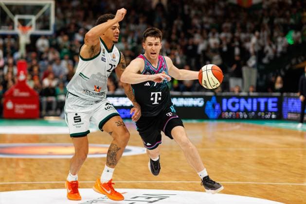 Nolan Adekunle (Gladiators Trier) im Zweikampf mit Grayson Murphy (Telekom Baskets Bonn), Vet Concept Gladiators Trier vs Telekom Baskets Bonn, Basketball, BBL Pokal, Achtelfinale, Saison 2025 2026, 17.10.2025 Vet Concept Gladiators Trier vs Telekom Baskets Bonn, Basketball, BBL Pokal, Achtelfinale, Saison 2025 2026, 17.10.2025 Copyright: xEibner-Pressefoto AlexanderxNeisx EP_ANS